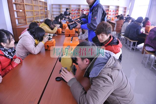 重慶建筑高級(jí)技工學(xué)校招生辦聯(lián)系電話(huà)