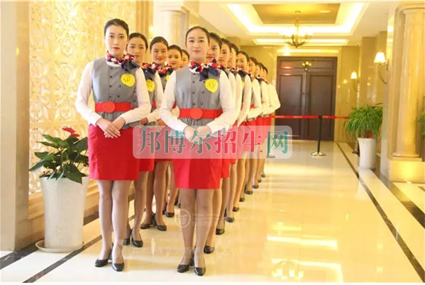 成都航空旅游職業(yè)學(xué)校開(kāi)啟新學(xué)期首場(chǎng)招聘，場(chǎng)面火爆美女如云