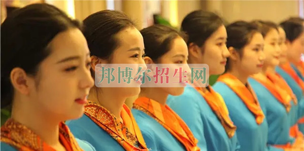 成都航空旅游職業(yè)學(xué)校開(kāi)啟新學(xué)期首場(chǎng)招聘，場(chǎng)面火爆美女如云