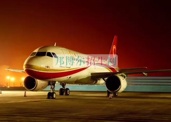 成都航空旅游職業(yè)學(xué)校開(kāi)啟新學(xué)期首場(chǎng)招聘，場(chǎng)面火爆美女如云