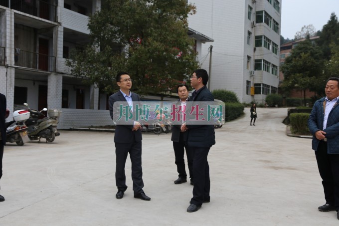 縣教科體局黨委書記、局長馮遼平深入平昌縣西興職業(yè)中學(xué)調(diào)研