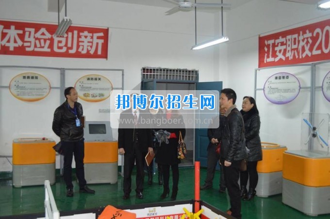 縣科協(xié)領(lǐng)導(dǎo)到四川省江安縣職業(yè)技術(shù)學(xué)?？赐麢C(jī)器人大賽師生