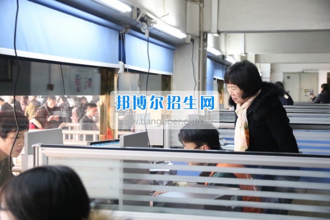 重慶公共運輸職業(yè)學(xué)院領(lǐng)導(dǎo)親切慰問2014級車間實習(xí)志愿者