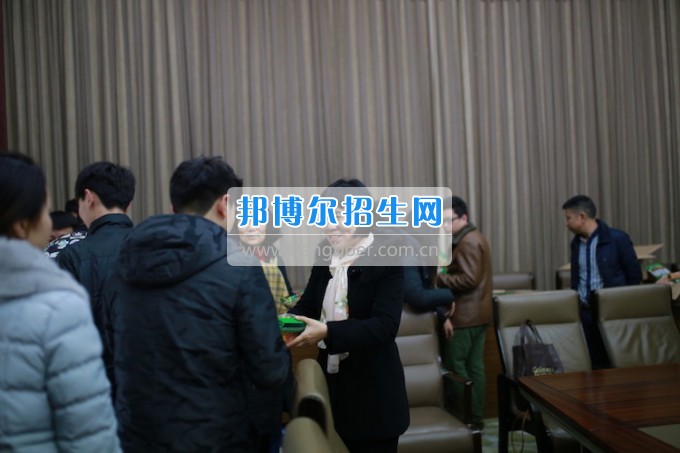 重慶公共運輸職業(yè)學(xué)院領(lǐng)導(dǎo)親切慰問2014級車間實習(xí)志愿者
