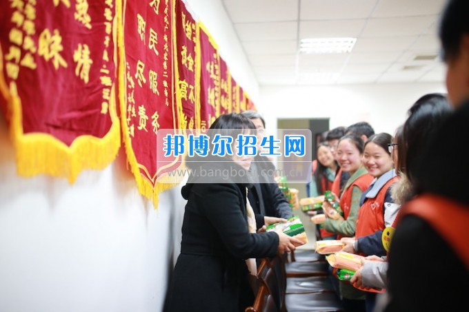 重慶公共運輸職業(yè)學(xué)院領(lǐng)導(dǎo)親切慰問2014級車間實習(xí)志愿者