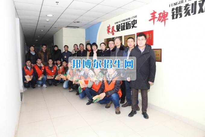 重慶公共運輸職業(yè)學(xué)院領(lǐng)導(dǎo)親切慰問2014級車間實習(xí)志愿者