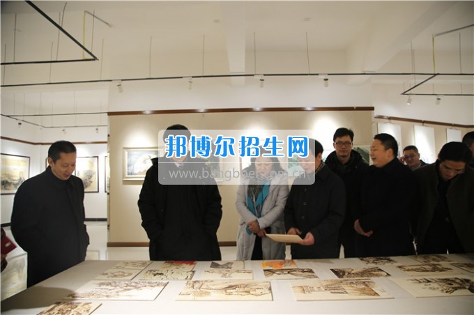 四川音樂(lè)學(xué)院黨委書(shū)記、院長(zhǎng)林戈?duì)柦淌谝恍械酱ū庇變簬煼陡叩葘？茖W(xué)?？疾? width=