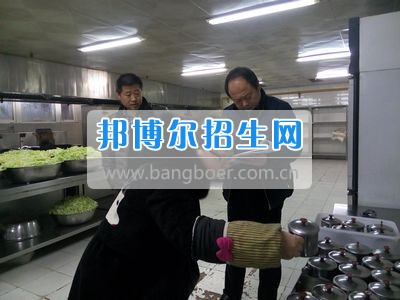 市食藥局、教育局領導到四川省什邡市職業(yè)中專學校食堂檢查開學工作