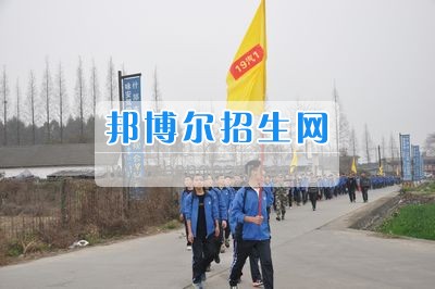 四川省什邡市職業(yè)中專學(xué)校拉練路上，我們擼起袖子邁步向前