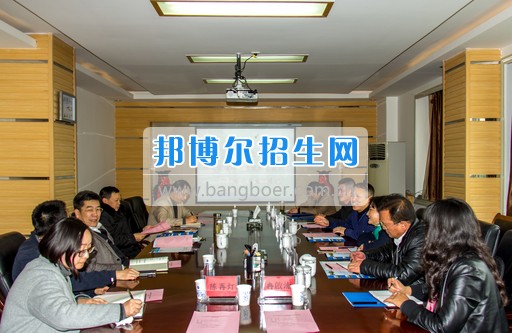 興義民族師范學(xué)院劉照惠校長率隊(duì)到省屬高?？疾旌笄诠芾砉ぷ? width=