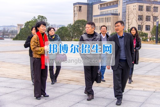 興義民族師范學(xué)院劉照惠校長率隊(duì)到省屬高?？疾旌笄诠芾砉ぷ? width=