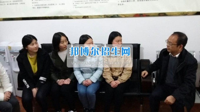 南充師范學(xué)校蔡禮儒校長赴高坪、嘉陵參加實(shí)習(xí)就業(yè)基地掛牌并看望實(shí)習(xí)生