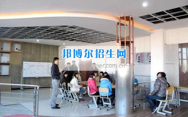 成都設有建筑裝飾工程技術(shù)的公辦大專學校