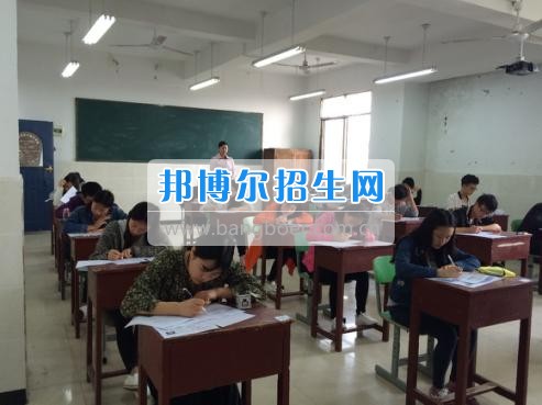 四川三河職業(yè)學(xué)院五年制轉(zhuǎn)錄考試工作圓滿(mǎn)結(jié)束  4月6日-7日，根據(jù)《四川三河職業(yè)學(xué)院2017年五年制轉(zhuǎn)錄考核方案》要求，2017年五年制轉(zhuǎn)錄考試在聯(lián)辦學(xué)校合江少岷職業(yè)技術(shù)學(xué)校張灣校區(qū)舉行，考試由教務(wù)處丁小林副處長(zhǎng)組織，少岷職校有關(guān)領(lǐng)導(dǎo)共同配合開(kāi)展，考試組織嚴(yán)密、紀(jì)律正常、圓滿(mǎn)完成了2017年五年制轉(zhuǎn)錄考試工作。