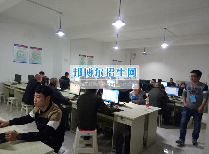 內(nèi)江市鐵路機械學(xué)校首期“特種設(shè)備、特種作業(yè)人員安全技術(shù)培訓(xùn)班”順利結(jié)業(yè)