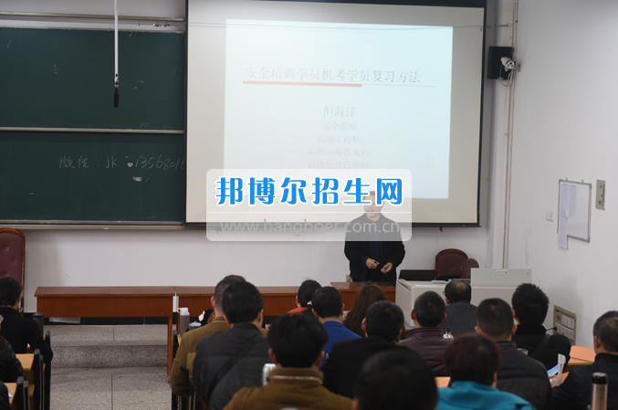 內(nèi)江市鐵路機械學(xué)校首期“特種設(shè)備、特種作業(yè)人員安全技術(shù)培訓(xùn)班”順利結(jié)業(yè)