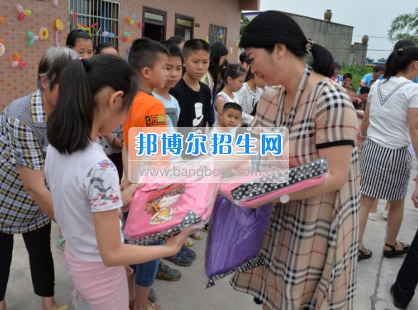 川南幼兒師范高等?？茖W(xué)校在前進(jìn)村留守兒童之家舉行慶“六一“活動(dòng)