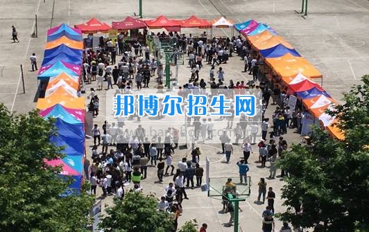 貴州電子信息職業(yè)技術學院各系部聯合舉辦2017屆畢業(yè)生夏季校園雙選會