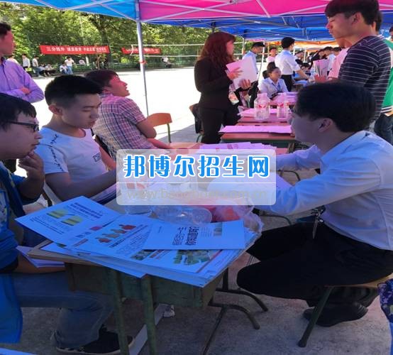貴州電子信息職業(yè)技術學院各系部聯合舉辦2017屆畢業(yè)生夏季校園雙選會