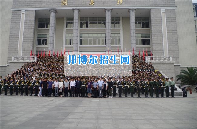 四川管理職業(yè)學(xué)院國旗隊(duì)參加四川省高校國旗護(hù)衛(wèi)隊(duì)會(huì)操交流活動(dòng)  為慶祝中國人民解放軍建軍90周年，推進(jìn)西南地區(qū)高校國旗文化的發(fā)展，持續(xù)發(fā)揮升旗儀式的教育引導(dǎo)作用，深化愛國主義教育，5月20日，我院國旗隊(duì)?wèi)?yīng)邀參加了由四川大學(xué)錦城學(xué)院發(fā)起的會(huì)操交流活動(dòng)。  全省28所高校的國旗護(hù)衛(wèi)隊(duì)，近千名國旗手齊聚一堂。在莊嚴(yán)的升旗儀式后，活動(dòng)進(jìn)入會(huì)操展示環(huán)節(jié)。我院國旗隊(duì)邁著整齊劃一的步伐走過主席臺(tái)，展示出了優(yōu)秀的訓(xùn)練水平和昂揚(yáng)的精神風(fēng)貌。當(dāng)天下午，在四川大學(xué)錦城學(xué)院大禮堂舉行了“以我火紅青春、譜寫國旗禮贊”大學(xué)生升旗手文藝匯演。我院代表隊(duì)以優(yōu)雅的舞姿展現(xiàn)了大學(xué)生青春的風(fēng)采。表達(dá)了對(duì)祖國與學(xué)院的炙熱情感和嚴(yán)于律己的學(xué)習(xí)態(tài)度。  此次會(huì)操交流活動(dòng)，加強(qiáng)了省內(nèi)各高校國旗護(hù)衛(wèi)隊(duì)間的聯(lián)系，弘揚(yáng)了愛國、愛旗、護(hù)旗的精神，獲得了寶貴的經(jīng)驗(yàn)，明確了努力的方向。我院國旗隊(duì)的隊(duì)員們紛紛表示：要肩負(fù)起捍衛(wèi)國旗尊嚴(yán)、宣傳國旗文化的神圣使命!