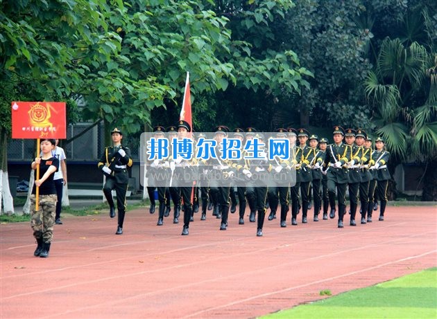 四川管理職業(yè)學(xué)院國旗隊(duì)參加四川省高校國旗護(hù)衛(wèi)隊(duì)會(huì)操交流活動(dòng)  為慶祝中國人民解放軍建軍90周年，推進(jìn)西南地區(qū)高校國旗文化的發(fā)展，持續(xù)發(fā)揮升旗儀式的教育引導(dǎo)作用，深化愛國主義教育，5月20日，我院國旗隊(duì)?wèi)?yīng)邀參加了由四川大學(xué)錦城學(xué)院發(fā)起的會(huì)操交流活動(dòng)。  全省28所高校的國旗護(hù)衛(wèi)隊(duì)，近千名國旗手齊聚一堂。在莊嚴(yán)的升旗儀式后，活動(dòng)進(jìn)入會(huì)操展示環(huán)節(jié)。我院國旗隊(duì)邁著整齊劃一的步伐走過主席臺(tái)，展示出了優(yōu)秀的訓(xùn)練水平和昂揚(yáng)的精神風(fēng)貌。當(dāng)天下午，在四川大學(xué)錦城學(xué)院大禮堂舉行了“以我火紅青春、譜寫國旗禮贊”大學(xué)生升旗手文藝匯演。我院代表隊(duì)以優(yōu)雅的舞姿展現(xiàn)了大學(xué)生青春的風(fēng)采。表達(dá)了對(duì)祖國與學(xué)院的炙熱情感和嚴(yán)于律己的學(xué)習(xí)態(tài)度。  此次會(huì)操交流活動(dòng)，加強(qiáng)了省內(nèi)各高校國旗護(hù)衛(wèi)隊(duì)間的聯(lián)系，弘揚(yáng)了愛國、愛旗、護(hù)旗的精神，獲得了寶貴的經(jīng)驗(yàn)，明確了努力的方向。我院國旗隊(duì)的隊(duì)員們紛紛表示：要肩負(fù)起捍衛(wèi)國旗尊嚴(yán)、宣傳國旗文化的神圣使命!