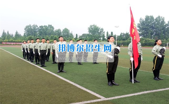 四川管理職業(yè)學(xué)院國旗隊(duì)參加四川省高校國旗護(hù)衛(wèi)隊(duì)會(huì)操交流活動(dòng)  為慶祝中國人民解放軍建軍90周年，推進(jìn)西南地區(qū)高校國旗文化的發(fā)展，持續(xù)發(fā)揮升旗儀式的教育引導(dǎo)作用，深化愛國主義教育，5月20日，我院國旗隊(duì)?wèi)?yīng)邀參加了由四川大學(xué)錦城學(xué)院發(fā)起的會(huì)操交流活動(dòng)。  全省28所高校的國旗護(hù)衛(wèi)隊(duì)，近千名國旗手齊聚一堂。在莊嚴(yán)的升旗儀式后，活動(dòng)進(jìn)入會(huì)操展示環(huán)節(jié)。我院國旗隊(duì)邁著整齊劃一的步伐走過主席臺(tái)，展示出了優(yōu)秀的訓(xùn)練水平和昂揚(yáng)的精神風(fēng)貌。當(dāng)天下午，在四川大學(xué)錦城學(xué)院大禮堂舉行了“以我火紅青春、譜寫國旗禮贊”大學(xué)生升旗手文藝匯演。我院代表隊(duì)以優(yōu)雅的舞姿展現(xiàn)了大學(xué)生青春的風(fēng)采。表達(dá)了對(duì)祖國與學(xué)院的炙熱情感和嚴(yán)于律己的學(xué)習(xí)態(tài)度。  此次會(huì)操交流活動(dòng)，加強(qiáng)了省內(nèi)各高校國旗護(hù)衛(wèi)隊(duì)間的聯(lián)系，弘揚(yáng)了愛國、愛旗、護(hù)旗的精神，獲得了寶貴的經(jīng)驗(yàn)，明確了努力的方向。我院國旗隊(duì)的隊(duì)員們紛紛表示：要肩負(fù)起捍衛(wèi)國旗尊嚴(yán)、宣傳國旗文化的神圣使命!
