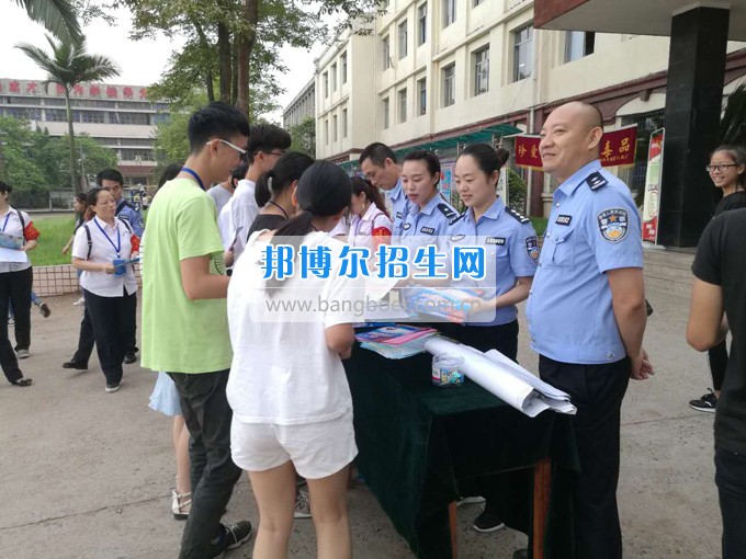 內(nèi)江市鐵路機械學校開展拒絕毒品凈化校園活動