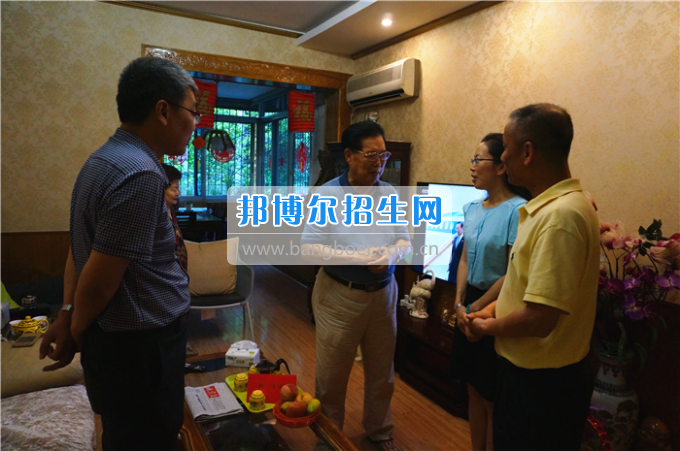 成都中醫(yī)藥大學(xué)領(lǐng)導(dǎo)走訪慰問(wèn)老黨員、困難黨員和群眾代表