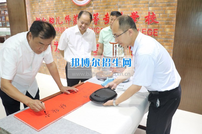 美國密歇根奧克蘭大學(xué)李樂東教授來銅仁幼兒師范高等?？茖W(xué)校交流訪問