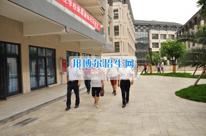 　　攀枝花學(xué)院土木工程學(xué)院副校長石維富帶隊檢查康養(yǎng)學(xué)院后勤準備工作  　　7月10日，攀枝花學(xué)院土木工程學(xué)院副校長石維富帶領(lǐng)學(xué)生處、后管處、網(wǎng)計中心、后勤集團、宣傳部、康養(yǎng)學(xué)院、花舞人間公司相關(guān)負責(zé)人一同視察了康養(yǎng)學(xué)院后勤保障準備工作。  　　石維富主要檢查了學(xué)生寢室、教室、實驗室、食堂、運動場等校園環(huán)境設(shè)施的準備情況。相關(guān)單位對準備工作中存在的問題提出了具體整改意見。最后石維富要求相關(guān)單位積極配合花舞人間公司做好開學(xué)前準備工作，并希望花舞人間公司加快工作進度，確保在開學(xué)前各項準備工作保質(zhì)保量完成。  　　