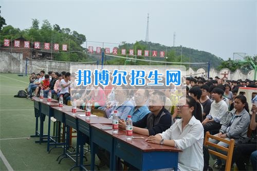 　　我校隆重舉行2017年預備班學生“各展所長，揚帆起航”文藝匯演  　　為了豐富同學們的課余生活，提高同學們的文藝素養(yǎng)，增強班級間的凝聚力和親和力。6月2日晚，我校在球類運動場舉辦了預備班“各展所長，揚帆起航”學生文藝匯演，全體預備班學生和職高部學生共800多名以及20多名教職工觀看了演出。  　　此次文藝匯演的節(jié)目內容形式多樣、內容豐富，激情的開場舞——《GOODBOY》中拉開了帷幕，伴隨著一陣陣掌聲，歌舞、小品、朗誦、相聲等精心準備的22個精彩的節(jié)目為觀眾呈現了一道豐富的視聽盛宴，最后全體師生齊唱的《難忘今宵》把本場文藝匯演推向了高潮，掌聲和歡呼聲此起彼伏，臺上臺下成了一片激情四溢的海洋，本場文藝匯演畫上了圓滿的句號。  　　此次文藝匯演演出的成功舉辦，充分彰顯了我校預備班學生的個性，讓預備班學生充分感受到育才職高的魅力。