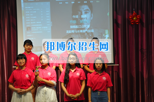 重慶工商大學(xué)派斯學(xué)院舉行青春“三下鄉(xiāng)”，我們?cè)诼飞匣顒?dòng)
