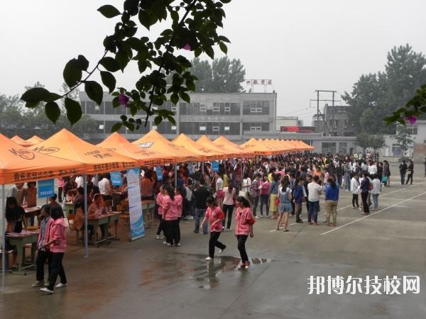 四川人民醫(yī)院護(hù)士學(xué)校2019年報(bào)名條件、招生對(duì)象