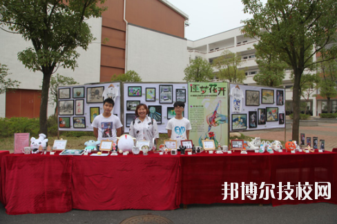 學校的選擇與報考是雙向的，不光學生會選擇一所優(yōu)秀的學校報考，學校也會選擇優(yōu)質的學生進行錄取，讓自己的辦學更上一層樓。因此在報考前，同學們很有必要去了解一下學校的招生要求以及報名條件。下面就和小編一起來看看井岡山應用科技學校的招生要求吧。  井岡山應用科技學校招生對象：應屆初中畢業(yè)生。  井岡山應用科技學校 1.中考準考證:  2.戶口本前頁及學生個人戶口頁復印件:  3.初中畢業(yè)證復印件:  4.其它享受國家資助的證件。低保、殘疾等證件:  井岡山應用科技學校簡介 江西省井岡山應用科技學校前身為江西省吉安農(nóng)業(yè)學校，創(chuàng)辦于1951年10月，是一所全日制普通中等專業(yè)學校，隸屬于吉安市農(nóng)業(yè)局。2004年4月經(jīng)江西省人民政府批準，更名為江西省井岡山應用科技學校，2009年12月經(jīng)市教育局批準，增掛吉安農(nóng)業(yè)學校校牌，實行兩塊牌子一套班子。學校位于吉安市旅游風景區(qū)----青原山，校園占地面積180畝，建筑面積7萬余平方米，環(huán)境優(yōu)美，是一所花園式學?！，F(xiàn)有教職工245人，其中專兼職教師236人，現(xiàn)有在校學生4078人。  小編總結 不知道小伙伴們滿足以上要求了嗎?對于想要報考井岡山應用科技學校的同學來說，滿足招生要求只是報考的第一步哦!要確定自己會不會被錄取，就還需要對學校的錄取分數(shù)線做好了解，歡迎大家前往邦博爾技校網(wǎng)進行分數(shù)線的咨詢。