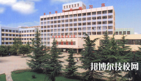 知道一所學(xué)校的名字，但是最基本的學(xué)校簡介是必須了解的，選學(xué)校不能初心，畢竟是關(guān)系到自己的將來。以下是小編整理的蘭州電力學(xué)校介紹。  蘭州電力學(xué)校層次：中專  蘭州電力學(xué)校性質(zhì)：公辦  蘭州電力學(xué)校地址：蘭州市安寧區(qū)萬新北路  蘭州電力學(xué)校介紹 蘭州電力學(xué)校坐落于蘭州安寧區(qū)，環(huán)境優(yōu)美，教學(xué)設(shè)施齊全。蘭州電力學(xué)校、甘肅電業(yè)職工中等專業(yè)學(xué)校、甘肅電力繼續(xù)教育中心三塊牌子，一套機(jī)構(gòu)，分署辦公，甘肅電力黨校掛靠在學(xué)校。  十幾年來，蘭州電力學(xué)校先后招收國家任務(wù)生、社會(huì)委培生、市場調(diào)節(jié)生等類學(xué)生，為社會(huì)和系統(tǒng)培養(yǎng)畢業(yè)生3104名，為甘肅電力系統(tǒng)和農(nóng)電系統(tǒng)培訓(xùn)學(xué)員近16000人。 經(jīng)過十幾年、尤其是90年代中后期的迅速發(fā)展，學(xué)校已經(jīng)成為甘肅省中專學(xué)校的佼佼者，建有一座中型實(shí)習(xí)工廠，有計(jì)算機(jī)多媒體教室、電子閱覽室等18個(gè)實(shí)驗(yàn)室和校園計(jì)算機(jī)網(wǎng)絡(luò)。學(xué)校曾經(jīng)和現(xiàn)設(shè)置的專業(yè)有發(fā)電廠及電力系統(tǒng)、電廠熱能動(dòng)力設(shè)備、電廠化學(xué)、建筑工程估價(jià)、用電管理、計(jì)算機(jī)應(yīng)用、財(cái)務(wù)會(huì)計(jì)、城鎮(zhèn)供用電、農(nóng)村供用電、制冷與空調(diào)安裝、電力營銷、電氣技術(shù)、電子電器、輸配電線路施工檢修與運(yùn)行、水利水電工程技術(shù)、文化藝術(shù)等近二十個(gè)專業(yè)。學(xué)制有大中專二年半、在職中專三年、普通中專四年和