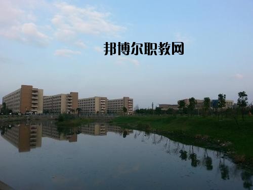 內(nèi)江鐵路機(jī)械學(xué)校2020年報名條件、招生要求、招生對象