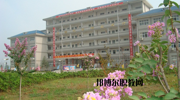 鄂州經(jīng)貿(mào)學(xué)校2020年報(bào)名條件、招生要求、招生對(duì)象