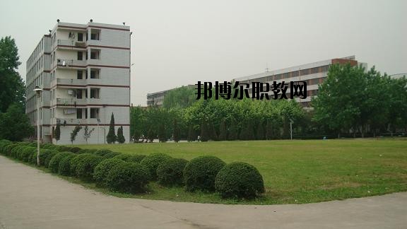 四川省工業(yè)貿(mào)易學(xué)校2020年報(bào)名條件、招生要求、招生對(duì)象