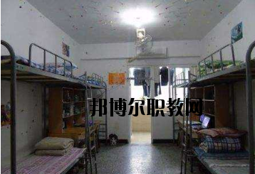 不同的同學(xué)對(duì)學(xué)校的宿舍期待是不一樣的。有的同學(xué)希望宿舍有空調(diào)，有的同學(xué)認(rèn)為這并不重要。有的同學(xué)希望寢室有書桌等供自己學(xué)習(xí)的條件，而有的同學(xué)則認(rèn)為寢室只是用來休息的。一千個(gè)人的眼中有一千個(gè)哈姆雷特，在對(duì)一件事情進(jìn)行考評(píng)的時(shí)候，同學(xué)們可以結(jié)合自己的實(shí)際需要來看，而非人云亦云。  定南中等專業(yè)學(xué)校宿舍條件 學(xué)校宿舍算是比較不錯(cuò)的了，生活設(shè)施齊全，可以滿足同學(xué)們的大部分需求，配有衛(wèi)生間、空調(diào)、熱水等設(shè)施，通風(fēng)、采光條件也較好。  定南中等專業(yè)學(xué)校辦學(xué)條件 定南中等專業(yè)學(xué)校地處贛粵門戶——定南，建辦于1958年，占地面積135畝，校舍建筑面積2.5萬平方米，辦學(xué)規(guī)?？扇菁{近2000人使用。學(xué)校師資力量雄厚，擁有高級(jí)職稱以上教師若干人。  定南中等專業(yè)學(xué)校概況 定南中專是我縣唯一一所培養(yǎng)技能型人才的中等專業(yè)學(xué)校，現(xiàn)開設(shè)了學(xué)前教育、電子技術(shù)應(yīng)用、模具制造技術(shù)、汽車運(yùn)用與維修、“三校生”高考、旅游服務(wù)與管理等六大特色專業(yè)。學(xué)校各專業(yè)設(shè)備先進(jìn)，現(xiàn)有現(xiàn)代化汽車二級(jí)維護(hù)、幼兒情境模擬、電子電拖、模具制造、程序控制等29間實(shí)訓(xùn)教室，擁有紙質(zhì)藏書近10萬冊(cè)，電子藏書超過20萬冊(cè)，所有教室裝備了錄播一體、信息化教學(xué)設(shè)備，實(shí)現(xiàn)了校園智慧化管理。  小編總結(jié) 看過學(xué)校的宿舍條件以后，不知道大家覺得定南中等專業(yè)學(xué)校的宿舍是否滿足了自己的預(yù)期呢?我們可以了解到，這所學(xué)校的宿舍算是比較不錯(cuò)的了，生活設(shè)施齊全，可以滿足同學(xué)們的大部分需求，配有衛(wèi)生間、空調(diào)、熱水等設(shè)施，通風(fēng)、采光條件也較好。