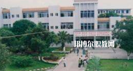 柳州市衛(wèi)生學(xué)校2020年報(bào)名條件、招生要求、招生對(duì)象 