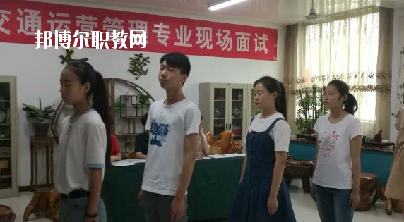 問(wèn)：蘭州紅古區(qū)職教中心怎么樣、好不好?  答：紅古區(qū)職業(yè)教育中心是一所以培養(yǎng)實(shí)用技術(shù)人才為特點(diǎn)的公辦學(xué)校，地處蘭州市紅古區(qū)政府所在地海石灣。中心始終堅(jiān)持以服務(wù)為宗旨，以就業(yè)為導(dǎo)向的辦學(xué)方針，面向市場(chǎng)開(kāi)辦專業(yè)。學(xué)校擁有設(shè)施先進(jìn)、配備精良的汽修、鉗工、電子、鋼琴、舞蹈、美術(shù)、計(jì)算機(jī)等實(shí)訓(xùn)室。近年來(lái)學(xué)校教育教學(xué)質(zhì)量穩(wěn)步提高,連續(xù)三年獲得蘭州市中職學(xué)校教育教學(xué)質(zhì)暈優(yōu)秀獎(jiǎng)。  蘭州紅古區(qū)職教中心升學(xué) 我校分別與蘭州職業(yè)技術(shù)學(xué)院、白銀礦治職業(yè)技術(shù)學(xué)院、甘肅林業(yè)職業(yè)技術(shù)學(xué)院、平?jīng)雎殬I(yè)技術(shù)學(xué)院、甘肅畜牧工程職業(yè)技術(shù)學(xué)院簽訂了中高職一體化聯(lián)合辦學(xué)協(xié)議，學(xué)生在校學(xué)習(xí)兩年，參加高校轉(zhuǎn)段測(cè)試，成績(jī)合格升入聯(lián)辦高校學(xué)習(xí)三年，畢業(yè)后發(fā)放國(guó)家承認(rèn)(統(tǒng)招)的畢業(yè)證書(shū)。  蘭州紅古區(qū)職教中心設(shè)施 設(shè)有計(jì)算機(jī)實(shí)訓(xùn)室3個(gè)，共計(jì)計(jì)算機(jī)百余臺(tái)，開(kāi)通了校園網(wǎng)、電信光纖接入互聯(lián)網(wǎng)，并建成了獨(dú)立域名的校園網(wǎng)站。學(xué)習(xí)有普通機(jī)床車間、數(shù)控實(shí)訓(xùn)室、車工實(shí)訓(xùn)室、電子電工實(shí)訓(xùn)室、家電整機(jī)實(shí)訓(xùn)室、器材室，兩個(gè)面積130平方米的舞蹈實(shí)訓(xùn)室和兩個(gè)美術(shù)創(chuàng)作室。  蘭州紅古區(qū)職教中心拓展閱讀 為了使職業(yè)教育穩(wěn)步發(fā)展，學(xué)校實(shí)行了“校校合作”、“校企合作”、“工學(xué)結(jié)合”的辦學(xué)模式，在經(jīng)濟(jì)發(fā)達(dá)地區(qū)全力打造就業(yè)實(shí)習(xí)基地，安排畢業(yè)生在上海、南京、安徽、蘇州等地區(qū)就業(yè)。為了培養(yǎng)學(xué)生的就業(yè)能力，開(kāi)展了學(xué)生以社會(huì)實(shí)踐為主，旨在增強(qiáng)學(xué)生提前了解企業(yè)生產(chǎn)、管理、工作強(qiáng)度等為內(nèi)容的“工學(xué)結(jié)合”活動(dòng)，收到了良好的效果。“工學(xué)結(jié)合”實(shí)踐活動(dòng)解決了困難家庭學(xué)生上學(xué)難的問(wèn)題。  在學(xué)校的時(shí)光是很有限的，你要懂得珍惜。不僅僅在學(xué)業(yè)上有所提升，也要不斷的提升個(gè)人的魅力，社會(huì)是一個(gè)需要有能力有遠(yuǎn)見(jiàn)人才的體系，如果你有目標(biāo)和理想，也會(huì)更加的有學(xué)習(xí)的動(dòng)力，對(duì)企業(yè)來(lái)說(shuō)，有主見(jiàn)的人才更受人歡迎。