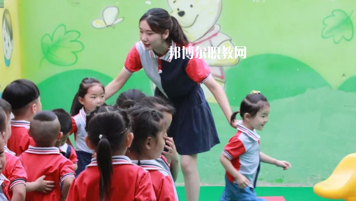 湖北2020年女生在幼師學校學什么好