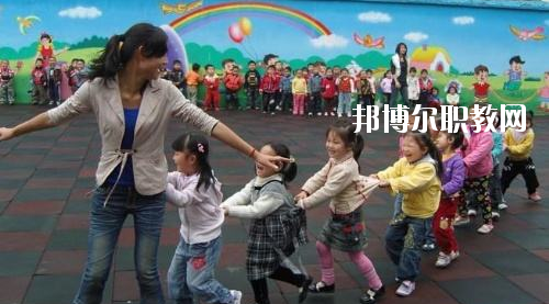 貴州2020年女生讀幼師學校學什么專業(yè)好