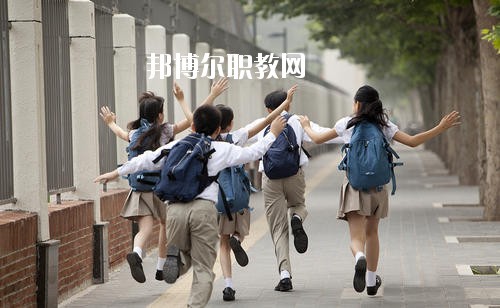 高職院校院校就是高等職業(yè)教育，是專科層次的學(xué)校，一般高職院校都是采取多種形式、多種機制、多種模式的原則辦學(xué)，實行學(xué)校推薦、自主擇業(yè)，對于想要報考幼師學(xué)校的同學(xué)來說，近來，就有許多家長在咨詢關(guān)于四川哪些高職院校有幼師學(xué)校?那小編就簡單給大家介紹一下。如果你有更多疑問，歡迎點擊右側(cè)的咨詢欄與我們交流。  古藺職業(yè)高級幼兒師范中學(xué)辦學(xué)規(guī)模 教學(xué)總值達一千多萬元?，F(xiàn)有75個教學(xué)班，3800多名在校生，170多名教職工。2009年11有集團下屬四川金沙江職業(yè)學(xué)院與學(xué)校聯(lián)合辦學(xué)，在校就讀的職高生可轉(zhuǎn)讀，套讀大專。  學(xué)校是古藺縣職業(yè)教育中心，古藺縣農(nóng)民工轉(zhuǎn)移培訓(xùn)中心，市文明單位，市德育工作先進集體，市校風(fēng)示范學(xué)校，省校務(wù)公開先進集體，省勞務(wù)開發(fā)培訓(xùn)基地，省重點中等職業(yè)學(xué)校，國家“星火計劃”科技培訓(xùn)學(xué)校。  古藺職業(yè)高級幼兒師范中學(xué)育人環(huán)境 學(xué)校實行開放式教學(xué)、封閉式管理。學(xué)校管理部門齊全，規(guī)章制度完善，辦學(xué)理念先進，學(xué)習(xí)風(fēng)氣濃厚，課余活動豐富。學(xué)校建設(shè)有校園網(wǎng)，學(xué)生可以隨時了解國內(nèi)外大事和查閱各種信息、資料。  古藺職業(yè)高級幼兒師范中學(xué)教學(xué)設(shè)施 學(xué)校建有三樓一底1200多平方米的綜合實訓(xùn)大樓。擁有多媒體教室、計算機實作室、多功能電子實作實驗室、電子電器實訓(xùn)室、電子拖動實訓(xùn)室、電工操作室、制冷操作室、理化生實驗室、機械加工實訓(xùn)室、數(shù)控車床實作室、鉗焊工實作室、服裝制作室、繪畫室、階梯教室、練功房等。每間教室裝有廣播、閉路電視。擁有微機400臺、鋼琴30多臺、電動縫紉機100多臺、實訓(xùn)電視機150臺、電冰箱60臺、機床多臺、彩電示教板、焊機、采煤工程相關(guān)設(shè)備等各類教學(xué)設(shè)備，總價值1000多萬元。圖書室藏書4萬冊，各類報刊180余種。同時，擁有各專業(yè)的校外生產(chǎn)實訓(xùn)基地。  古藺職業(yè)高級幼兒師范中學(xué)師資力量 學(xué)校有教職工170多人，本科學(xué)歷達90%以上。有高級教師39人，中學(xué)一級教師51人，“雙師型”教師30多人。他們不僅有扎實的理論功底，而且是技能訓(xùn)練的行家里手。教師有180多篇論文在國家、省、市級獲獎。學(xué)校每年選送多名教師參加國家級技能培訓(xùn)，造就了一大批一專多能專業(yè)教師。  上面關(guān)于四川哪些高職院校有幼師學(xué)校，小編給大家介紹了。學(xué)校校園環(huán)境優(yōu)美，設(shè)施齊全，很適合讀書和生活，大家可以參考參考。小編想說的是，幼師不僅僅是一份職業(yè)，更多的是肩負(fù)著愛與責(zé)任，所以大家在校期間一定得認(rèn)真學(xué)習(xí)，才能勝任這份職業(yè)。如有更多報考專業(yè)或者選擇學(xué)校的問題，歡迎咨詢邦博爾網(wǎng)。