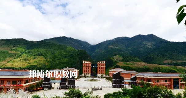 迪慶州民族中等專業(yè)學(xué)校2021年報名條件、招生要求、招生對象
