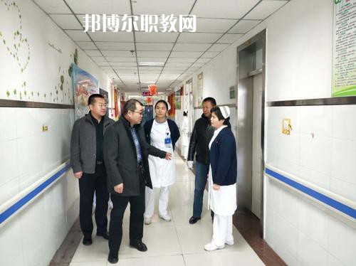 新疆石河子衛(wèi)生學(xué)校2021年招生錄取分?jǐn)?shù)線?我們讀書的同學(xué)就知道分?jǐn)?shù)是很重要的，同學(xué)們自己在找學(xué)校的時(shí)候就知道，同學(xué)們?nèi)タ磳W(xué)校學(xué)校首先問的就是同學(xué)們自己的分?jǐn)?shù)，小編就來給同學(xué)們整理一下，讓同學(xué)們有參考的。  新疆石河子衛(wèi)生學(xué)校2021年招生錄取分?jǐn)?shù)線 1.121團(tuán)一中380  2.142團(tuán)一中380  3.143團(tuán)一中380  4.148團(tuán)一中381  新疆石河子衛(wèi)生學(xué)校簡介 石河子衛(wèi)生學(xué)校地處祖國西北邊陲，位于新疆維吾爾自治區(qū)天山北麓的“戈壁明珠”石河子市，在市中心西小路151號(hào)，學(xué)校地理位置優(yōu)越，環(huán)境優(yōu)美，是教書育人的理想境地。1985年學(xué)校率先在全國倡導(dǎo)規(guī)范化護(hù)士教育，并制定了一整套管理制度。  學(xué)校老師撰寫的《整體化護(hù)理教學(xué)》已由新疆科技衛(wèi)生出版社發(fā)行，并在全疆護(hù)理教師培訓(xùn)中當(dāng)教材使用。掛牌之后，學(xué)校將把護(hù)理示范專業(yè)辦成技能型緊缺人才的培養(yǎng)培訓(xùn)基地，更好地為全疆各族人民服好務(wù)。  據(jù)了解，建校四十五年來，這個(gè)學(xué)校為自治區(qū)培養(yǎng)了10328名護(hù)理人才，其中少數(shù)民族學(xué)生占30%，為全疆農(nóng)牧區(qū)培養(yǎng)了一大批扎根基層、留得住、用得上的當(dāng)?shù)厣贁?shù)民族護(hù)理人才。  學(xué)校始建于1958年，占地面積40127平方米，建筑面積30067平方米，實(shí)驗(yàn)室面積1600平方米。設(shè)有護(hù)理、解剖、生理、生化、藥理、化學(xué)、微生物、計(jì)算機(jī)、遠(yuǎn)程、電教中心等11個(gè)實(shí)驗(yàn)室。學(xué)校開設(shè)有護(hù)理、英語護(hù)理、社區(qū)護(hù)理、醫(yī)學(xué)檢驗(yàn)、助產(chǎn)、藥劑等6個(gè)專業(yè)，現(xiàn)有在校生2672人。有漢、維吾爾、哈薩克、回、蒙古、滿、錫泊、烏孜別克、俄羅斯、塔吉克、克爾克孜等多種民族，其中少數(shù)民族的學(xué)生占全校在校學(xué)生總數(shù)的28%。學(xué)?，F(xiàn)有在編教職工89人，專任教師45人，本科學(xué)歷占90.6%，雙師型”教師占42%。  同學(xué)們可以看看參考一下自己的分?jǐn)?shù)是在那個(gè)階段的，如果是高于這個(gè)分?jǐn)?shù)的話，同學(xué)們就可以報(bào)讀的哦，如果分?jǐn)?shù)是低于這個(gè)分?jǐn)?shù)的話，同學(xué)們自己就不要報(bào)讀了哦，所以，提前看看分?jǐn)?shù)也是可以的哦，不過不要忘了就是現(xiàn)階段最重要的還是復(fù)習(xí)的哦。