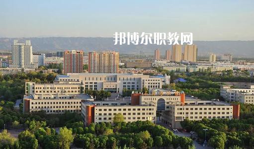 新疆石河子衛(wèi)生學(xué)校2021年有哪些專業(yè)?我們知道同學(xué)們?cè)谶x擇專業(yè)的時(shí)候?qū)嶋H上專業(yè)比學(xué)校更重要，對(duì)于同學(xué)們來說在選擇專業(yè)的時(shí)候是需要慎重的。  新疆石河子衛(wèi)生學(xué)校專業(yè)設(shè)置 學(xué)校設(shè)有：護(hù)理學(xué)、藥劑學(xué)、檢驗(yàn)學(xué)三大專業(yè)。其中護(hù)理學(xué)：有中專和大專兩種，大專為石河子大學(xué)在該校委培專業(yè)，頒發(fā)石河子大學(xué)的畢業(yè)證書。  新疆石河子衛(wèi)生學(xué)校學(xué)校優(yōu)勢(shì) 學(xué)校地址位于石河子市中心位置，旁邊為石河子市人民醫(yī)院(農(nóng)八師石河子市人民醫(yī)院)也是石河子的120急救中心。步行至石河子市游憩廣場(chǎng)只需要10分鐘，學(xué)校地理位置屬于石河子市市中心。交通發(fā)達(dá)。  學(xué)習(xí)優(yōu)勢(shì)：每門課程都有專業(yè)的老師帶教，在每個(gè)假期，都將組織學(xué)生參與臨床見習(xí)，增加學(xué)生的臨床經(jīng)驗(yàn)。  其他優(yōu)勢(shì)：每一位在校生，都可以申請(qǐng)國(guó)家貧困助學(xué)金，國(guó)家撥款，每人每年1500元，均發(fā)至學(xué)生手上，解決了學(xué)生的基本溫飽問題，為貧困學(xué)生創(chuàng)造了學(xué)習(xí)條件。  另：南疆三地州學(xué)生、農(nóng)村籍學(xué)生、貧困生(非城市、城鎮(zhèn)戶口)可以申請(qǐng)減免學(xué)費(fèi)，每人每年減免2000元，即只需繳納400元，即可上學(xué)，完成貧困學(xué)生學(xué)習(xí)的心愿。學(xué)生可以使用半價(jià)火車票往返，每年4次。  新疆石河子衛(wèi)生學(xué)校學(xué)校榮譽(yù) 學(xué)校以治校嚴(yán)謹(jǐn)，講求質(zhì)量，辦學(xué)成績(jī)斐然而著稱。多年來被石河子市評(píng)為“精神文明先進(jìn)單位”、“民族團(tuán)結(jié)先進(jìn)單位”、“衛(wèi)生綠化先進(jìn)單位”、“綜合治理先進(jìn)單位”、“招生先進(jìn)集體”，“德育教育先進(jìn)學(xué)校”。 2000年通過兵團(tuán)《中等醫(yī)學(xué)主要專業(yè)設(shè)置》評(píng)估;2003年通過兵團(tuán)《中等職業(yè)學(xué)校合格評(píng)估》;2002年被國(guó)家教育部首批確定為“全國(guó)護(hù)理專業(yè)示范點(diǎn)學(xué)校”;2003年教育部評(píng)估為“全國(guó)重點(diǎn)中等職業(yè)學(xué)校”;2004年教育部確定為全國(guó)“護(hù)理專業(yè)領(lǐng)域技能型人才培養(yǎng)培訓(xùn)基地”，同時(shí)，被國(guó)家教育部列為“全國(guó)衛(wèi)生職業(yè)教學(xué)模式研究課題組學(xué)校”、“面向二十一世紀(jì)全國(guó)衛(wèi)生職業(yè)學(xué)校系列教改教材編輯委員會(huì)”學(xué)校. 2005年4月，參加“全國(guó)護(hù)理教學(xué)改革成果展示賽”榮獲團(tuán)體“二等獎(jiǎng)”和“組織獎(jiǎng)”。2005年12月被教育教育部評(píng)為“全國(guó)護(hù)理教學(xué)改革先進(jìn)學(xué)校”。  小編為同學(xué)們整理好了學(xué)校的招生專業(yè)，同學(xué)們可以仔細(xì)的看看，對(duì)于同學(xué)們自己來說選擇一個(gè)適合自己的專業(yè)是非常重要的事情的哦，這樣才能保證后期的就業(yè)的哦。