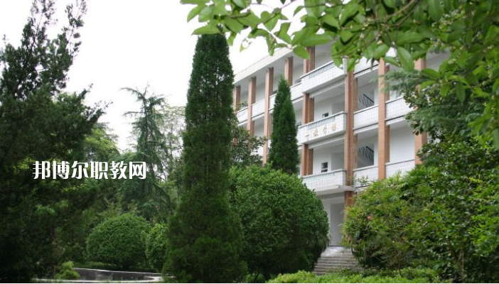 重慶紅春藤技工學(xué)校2022年學(xué)費、收費多少