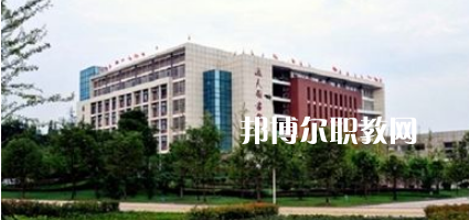 瀘州醫(yī)學院衛(wèi)生學校2022年學費、收費多少