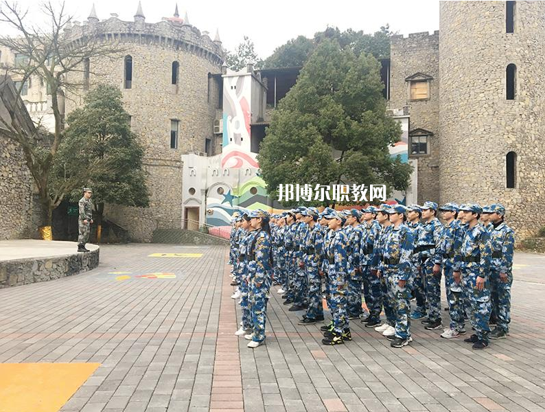 重慶渝中高級職業(yè)學校2022年學費、收費多少